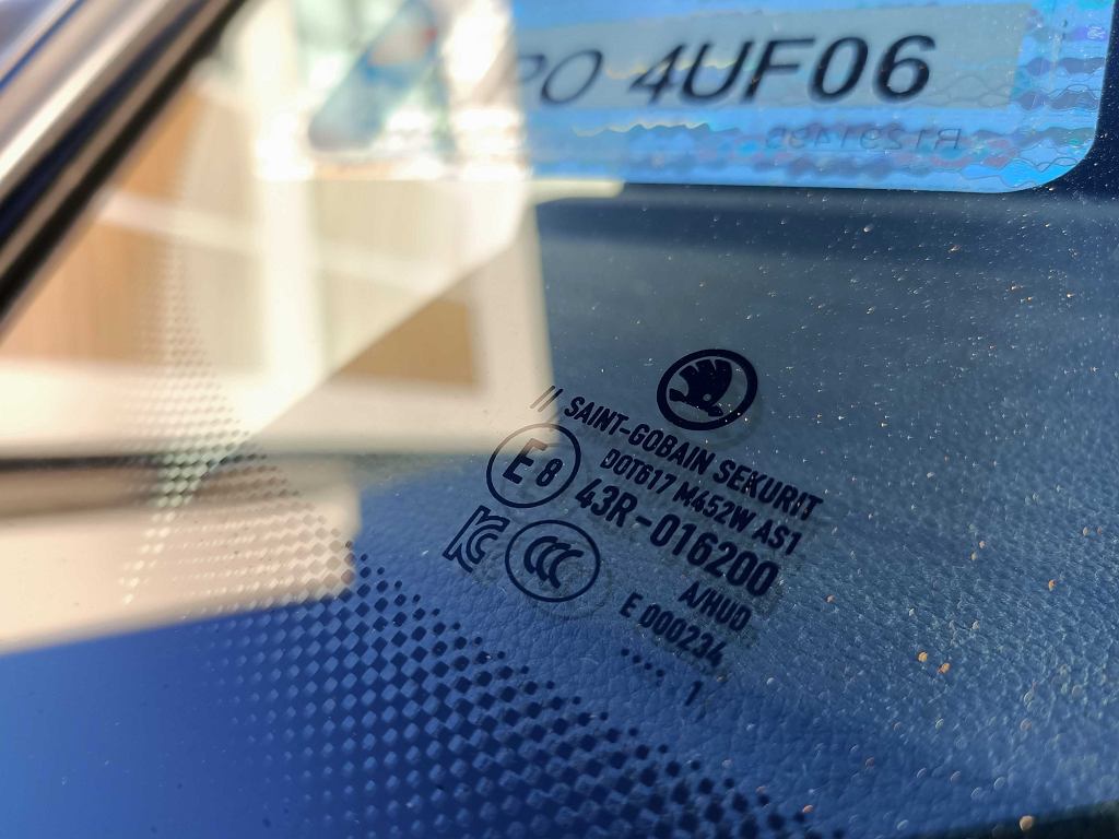 У вас также есть коды E20 и 43R на окнах вашего автомобиля? Мы уже объясняем, что это значит
