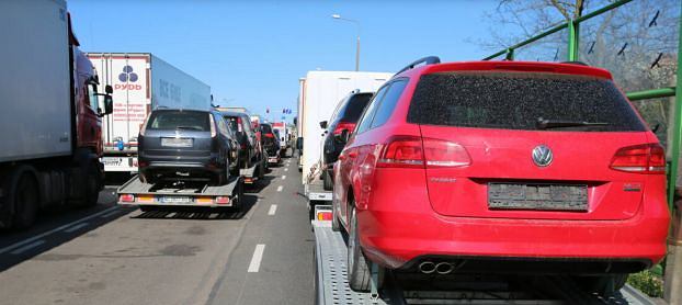 Украинцы ввозят легковые автомобили без таможенных пошлин. Местные власти продлили срок