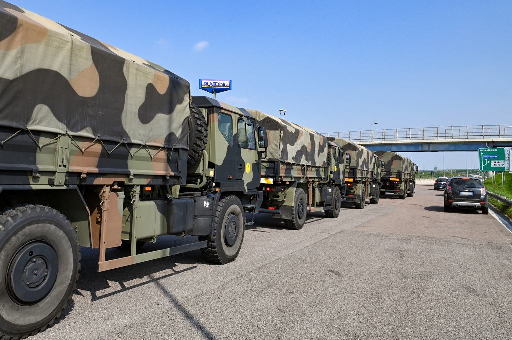 Как вести себя, когда перед нами едет настоящая военная колонна? Сможете ли вы ее обогнать?