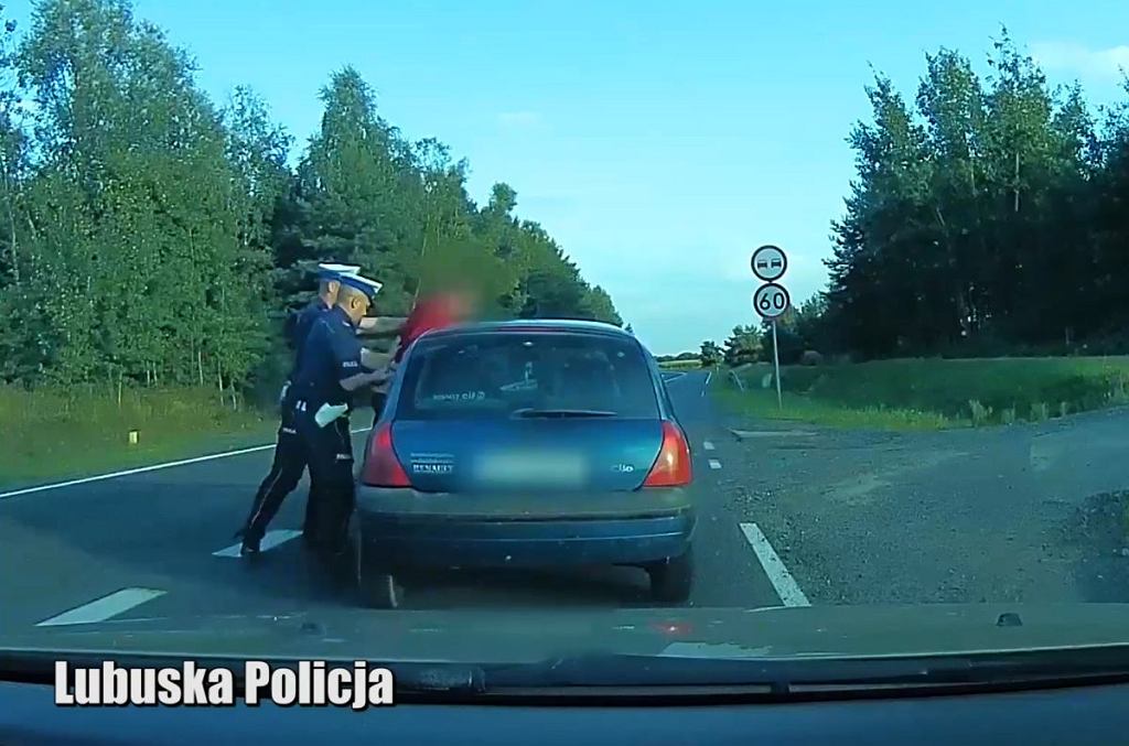 У него было 3 промилле, и он ехал по маршруту S3. Слалом. Он не мог выйти из машины самостоятельно