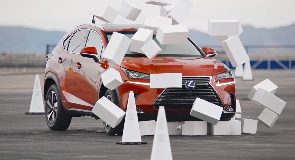 Lexus покажет вам то, что вы пропустите, за 4,6 секунды. Лучше убери телефон