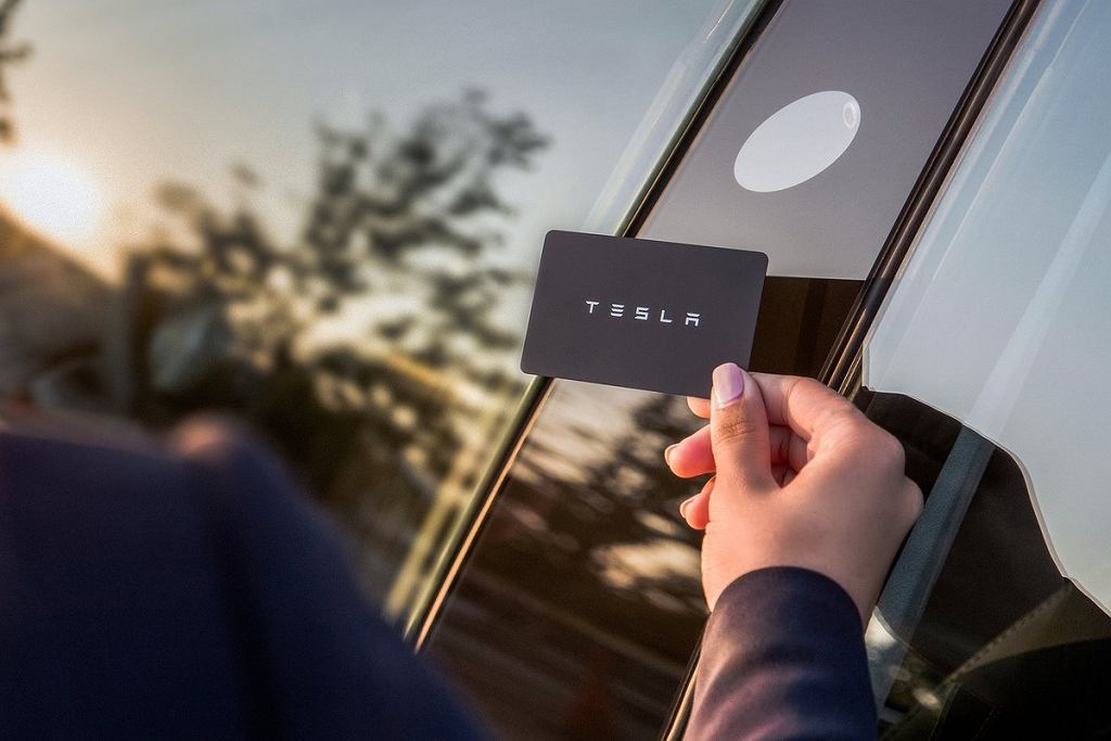 Он получил счет на 600 000 злотых. долларов для зарядки Tesla. Все из-за маленькой ошибки