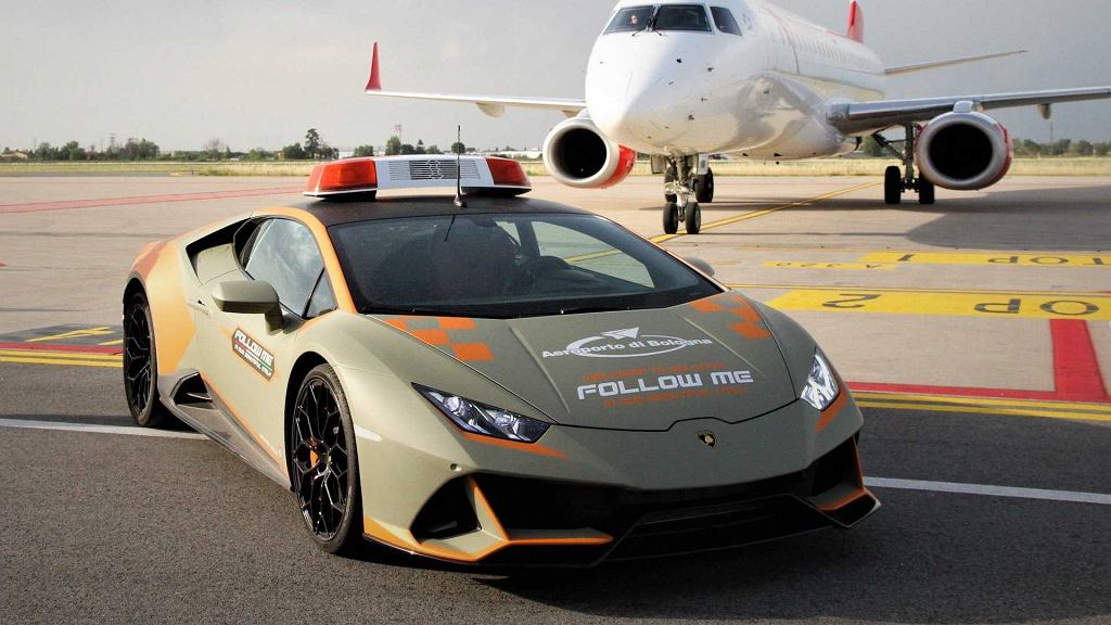 В аэропорту Болоньи появился новый автомобиль, и не какой-то другой – Lamborghini Huracan Evo.