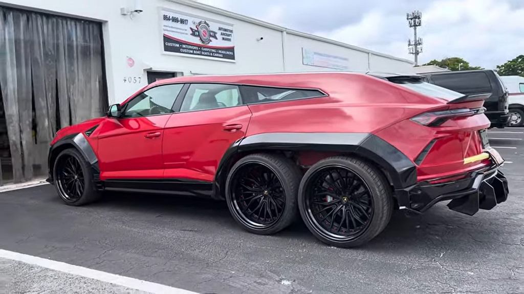 Другие внедорожники чувствуют себя неуверенно рядом с Lamborghini Urus 6x6