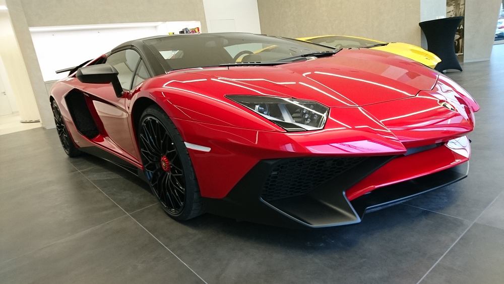 Новые автосалоны Bentley и Lamborghini в Варшаве