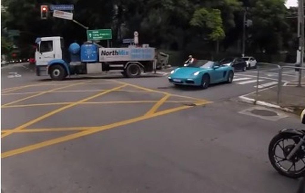 Porsche Boxster приземляется с телемарком