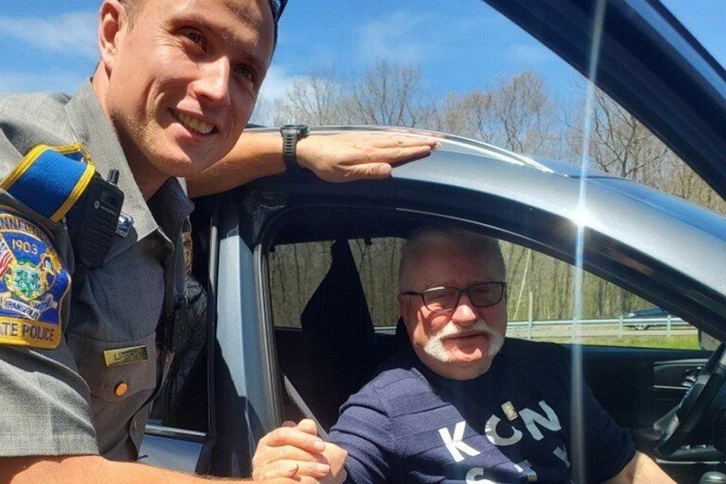 У Леха Валенсы в США спустило колесо. Ему помог полицейский, родившийся в Польше