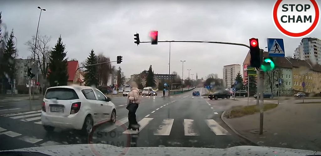Он едва не пропустил пешехода на переходе, а затем протаранил машину на перекрестке