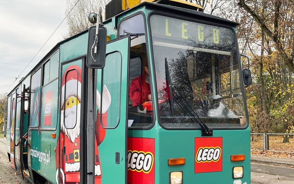 Аттракцион для детей и взрослых. Трамвай Lego курсирует по улицам Варшавы