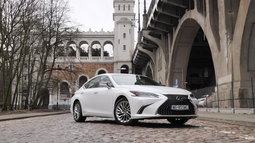 Lexus ES 300h прибыл в Студию Бизнеса. Как ведет себя новый гибридный лимузин?