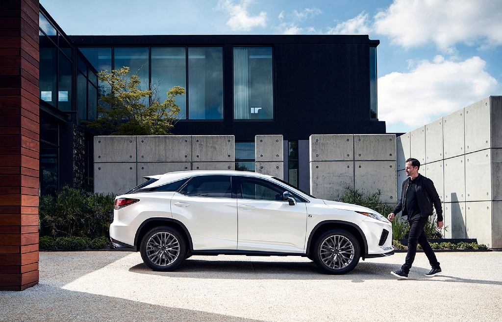 Студия Бизнес вернулась после рождественских каникул с Lexus RX 450h.