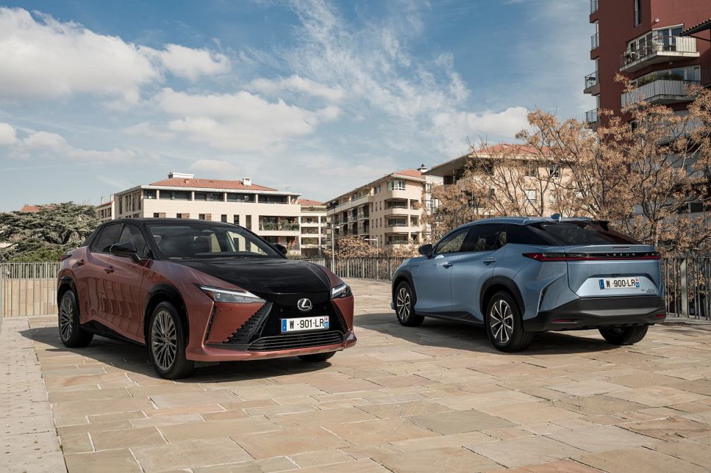 Lexus RZ 450e с рулем вместо руля. Это новаторский автомобиль японского бренда.