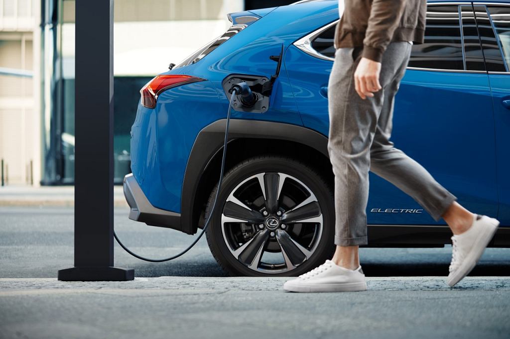 Lexus UX 300e — дебютирует первый электромобиль из Японии