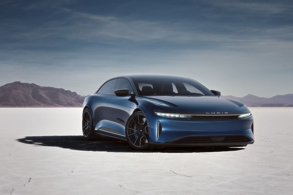 Lucid Air Sapphire — самый быстрый серийный седан в мире. Аналогичный сгорел в Варшаве
