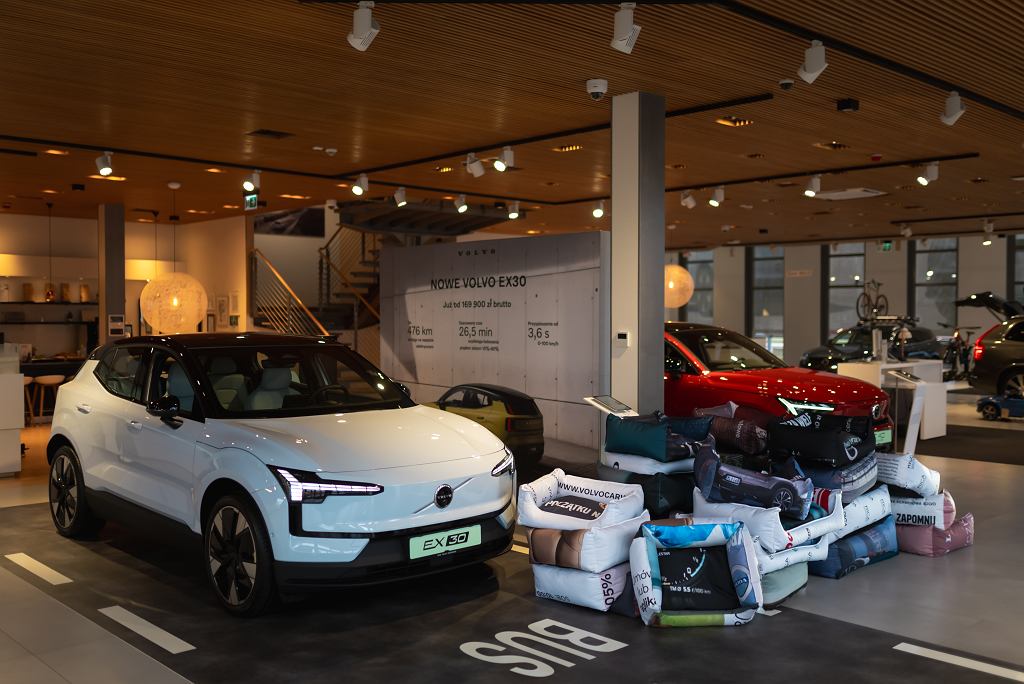 Нам нравятся такие действия. Volvo сделала лежаки для собак из... своей рекламы