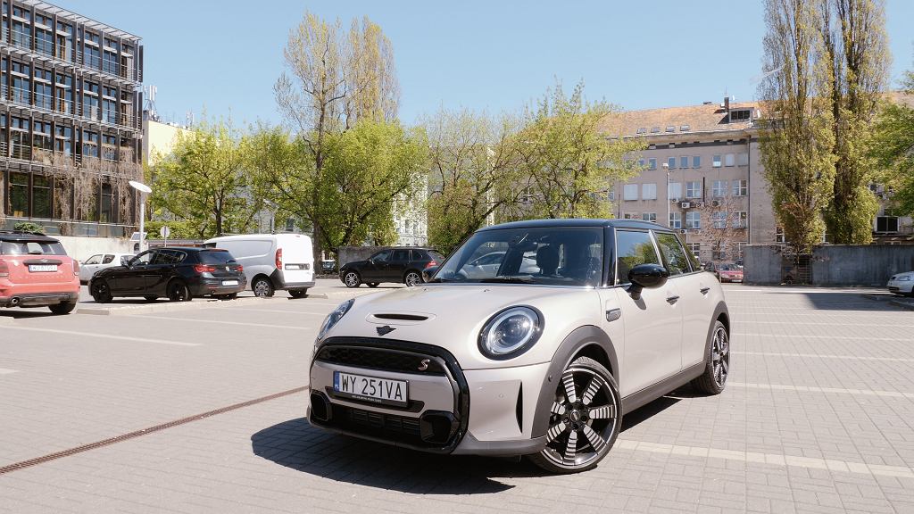 Живая легенда Студии Бизнеса. Тестируем новый MINI Cooper S