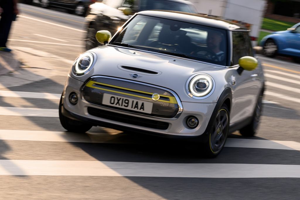 MINI Cooper SE выходит на рынок со своим стилем. И с идеей, как не потерять свою личность