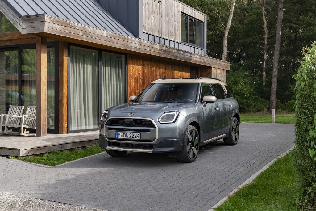 Это MINI Countryman C. Это базовая версия кроссовера с двигателем внутреннего сгорания 1,5.