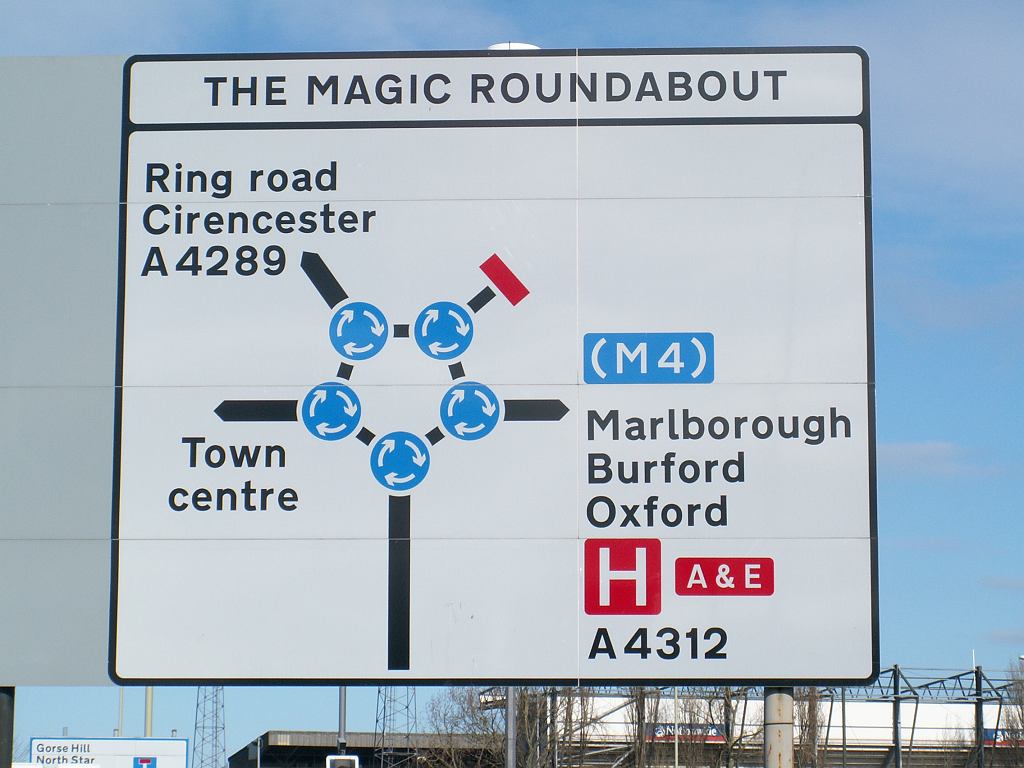 Magic Roundabout находится в Европе. Это пугает водителей и привлекает туристов