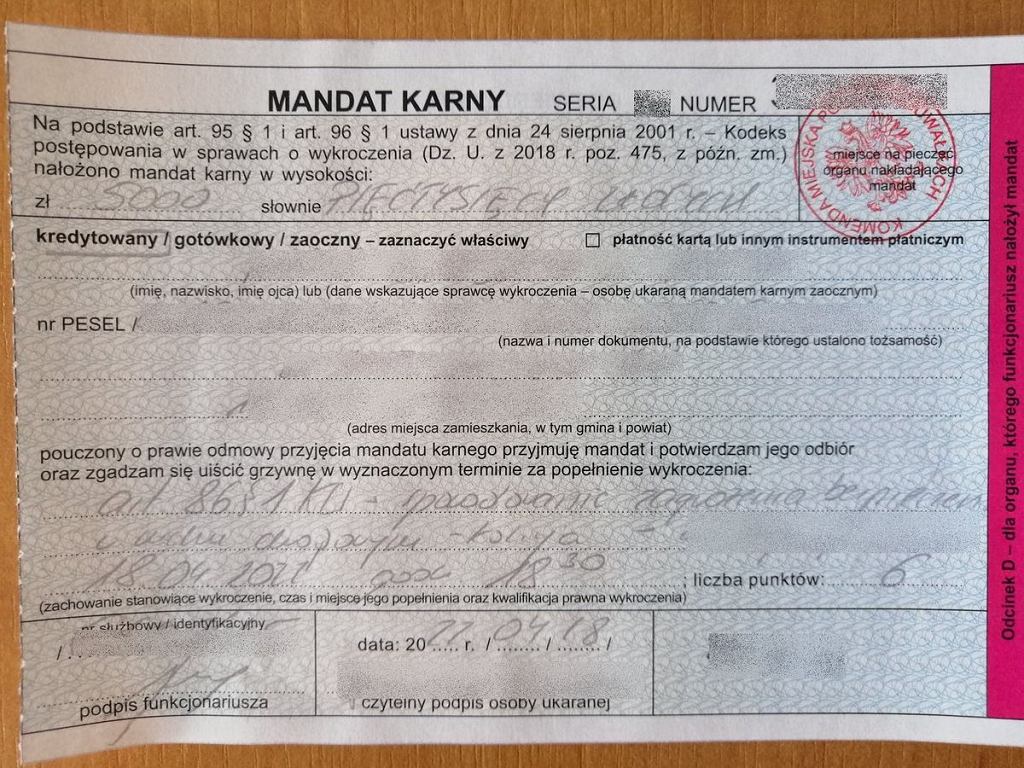 Серьезный штраф за наезд на дерево. Он разбил Пежо и теперь заплатит 5000. злотые