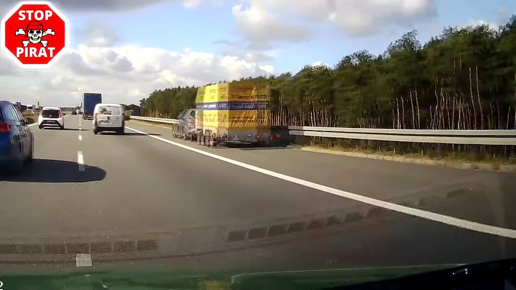 В шаге от трагедии. Обгонять по аварийной полосе – плохая идея [ВИДЕО]