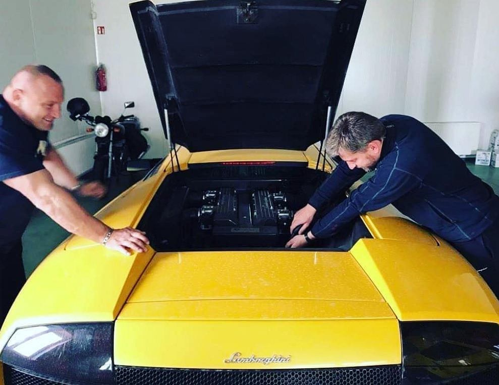 Мариуш Пудзяновский установил газовый газ в свой Lamborghini. Шутка разделила фанатов