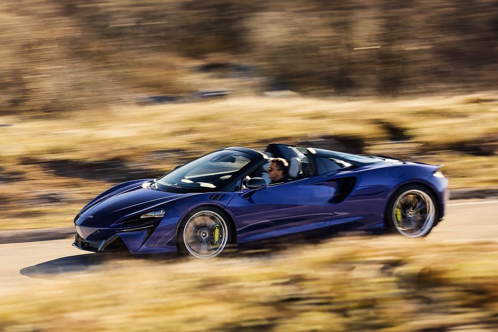 McLaren Artura Spiderman 700 л.с. и без крыши едет со скоростью 330 км/ч.