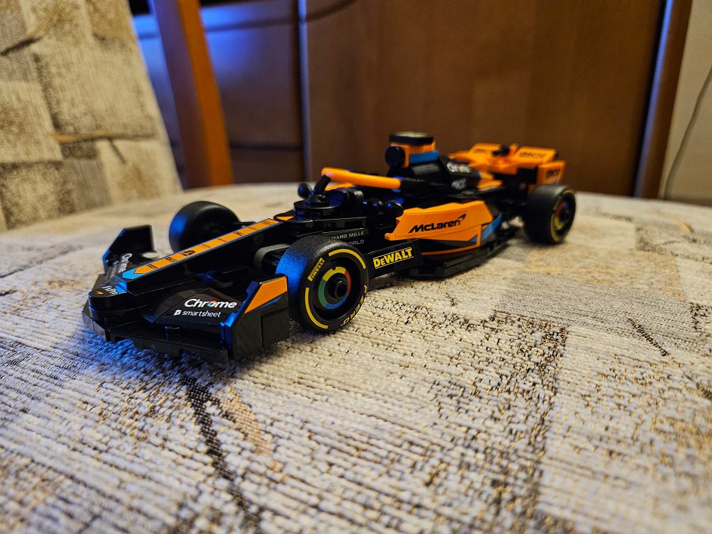 Теперь каждый может иметь автомобиль McLaren F1. Он не сломает ваш кошелек и не займет полку.