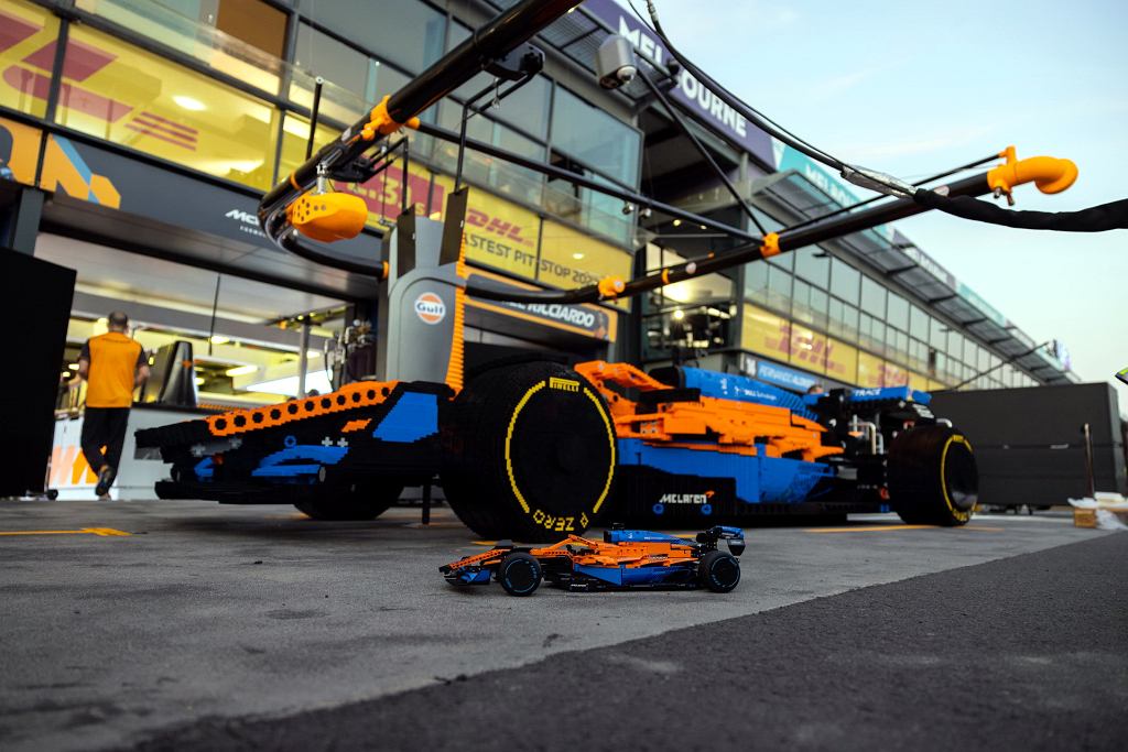 Гоночный автомобиль McLaren F1 в масштабе 1:1, сделанный из кубиков Lego. То же, что и Гран-при Австралии.