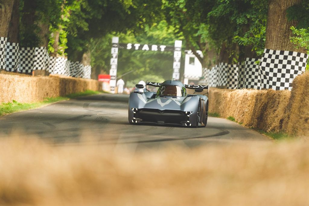 Неуклюжий электромобиль быстрее болида Формулы-1 и Volkswagen ID.R. Как это возможно? [ВИДЕО]
