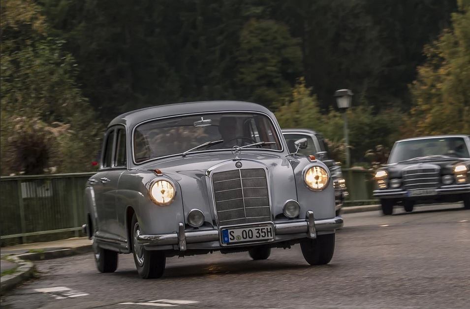 У министра Шумовского в гараже есть «Мерседес» 1959 года выпуска, а также еще две машины.