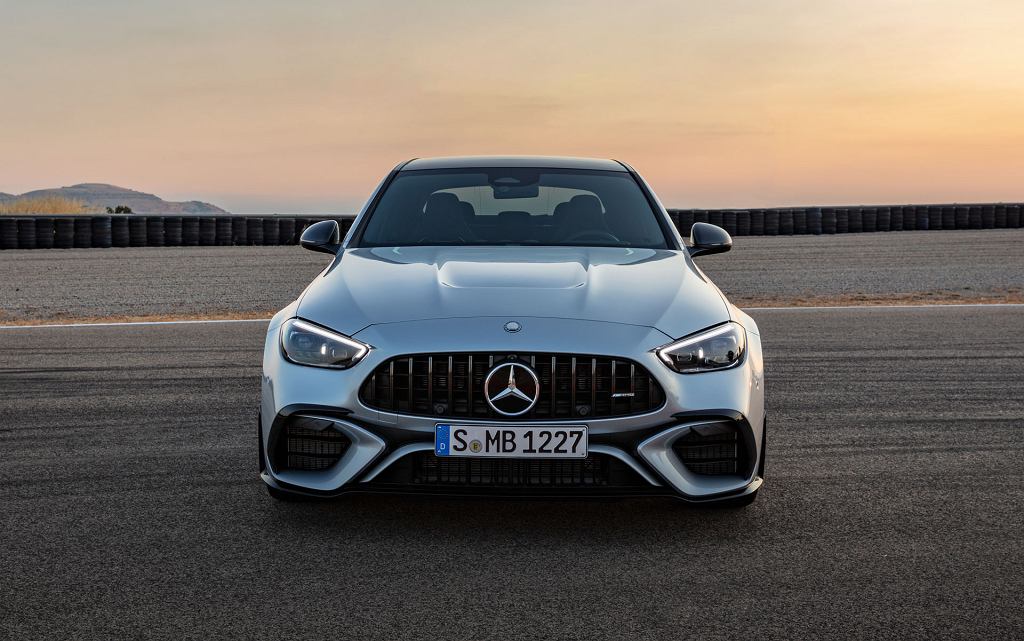 Новый Mercedes-AMG C63 S E Performance. Вместо V8 под капотом всего четыре цилиндра.