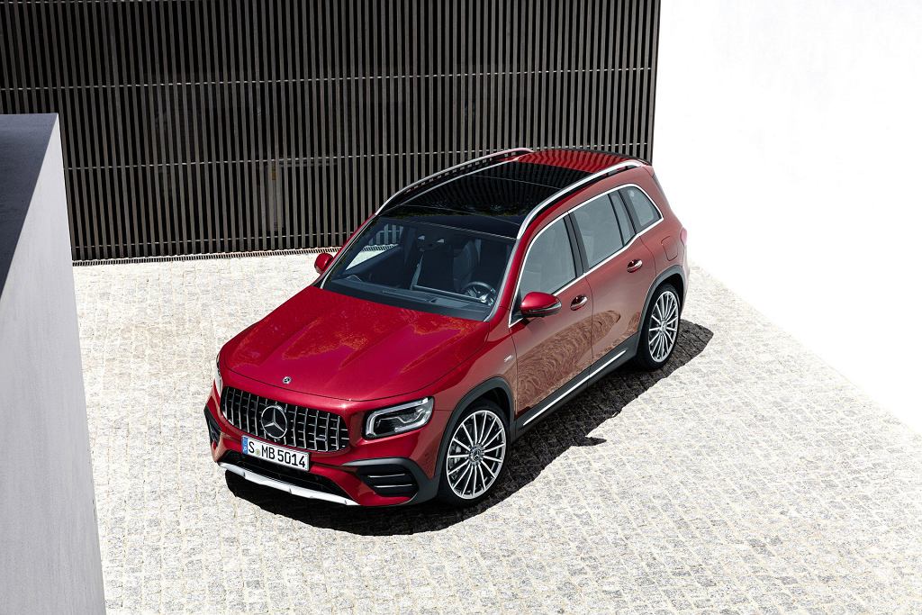 Mercedes-AMG GLB 35 – практичный семиместный спортивный внедорожник