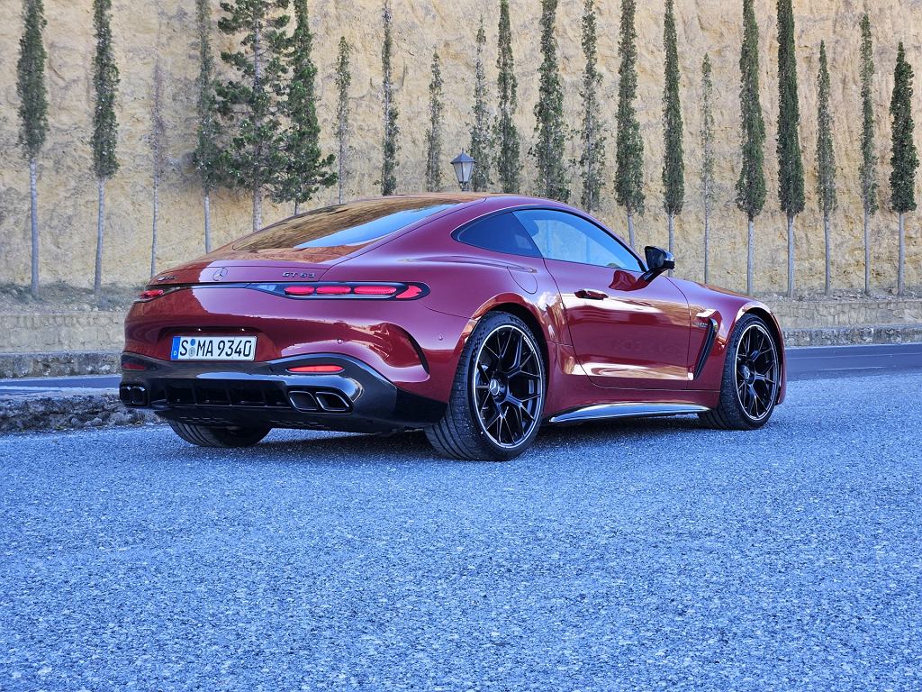 Mercedes-AMG GT получит четырехцилиндровый двигатель. Версия 43 с задним приводом