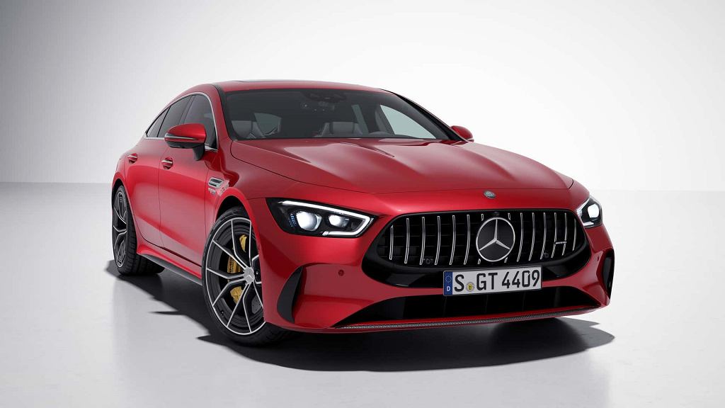 Подъемная нить здесь. Там немного ботокса. Это новое лицо Mercedes-AMG GT63 S.