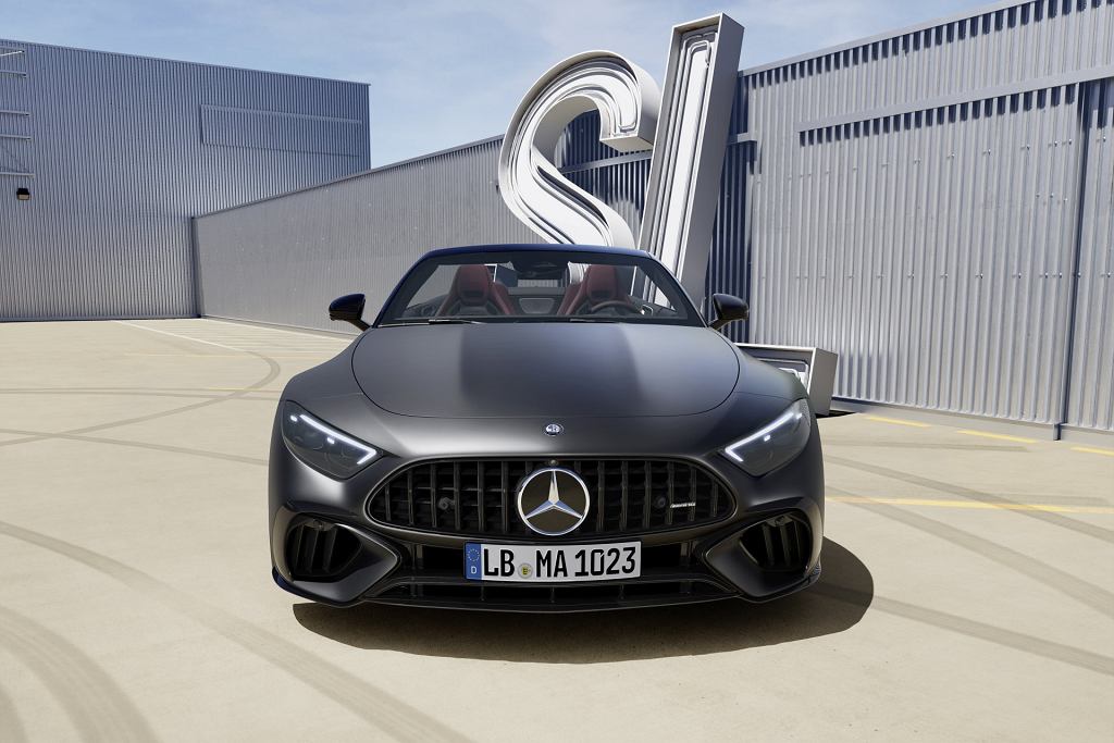 Это самый быстрый Mercedes SL за всю историю. Вы узнаете его по красным отметинам.