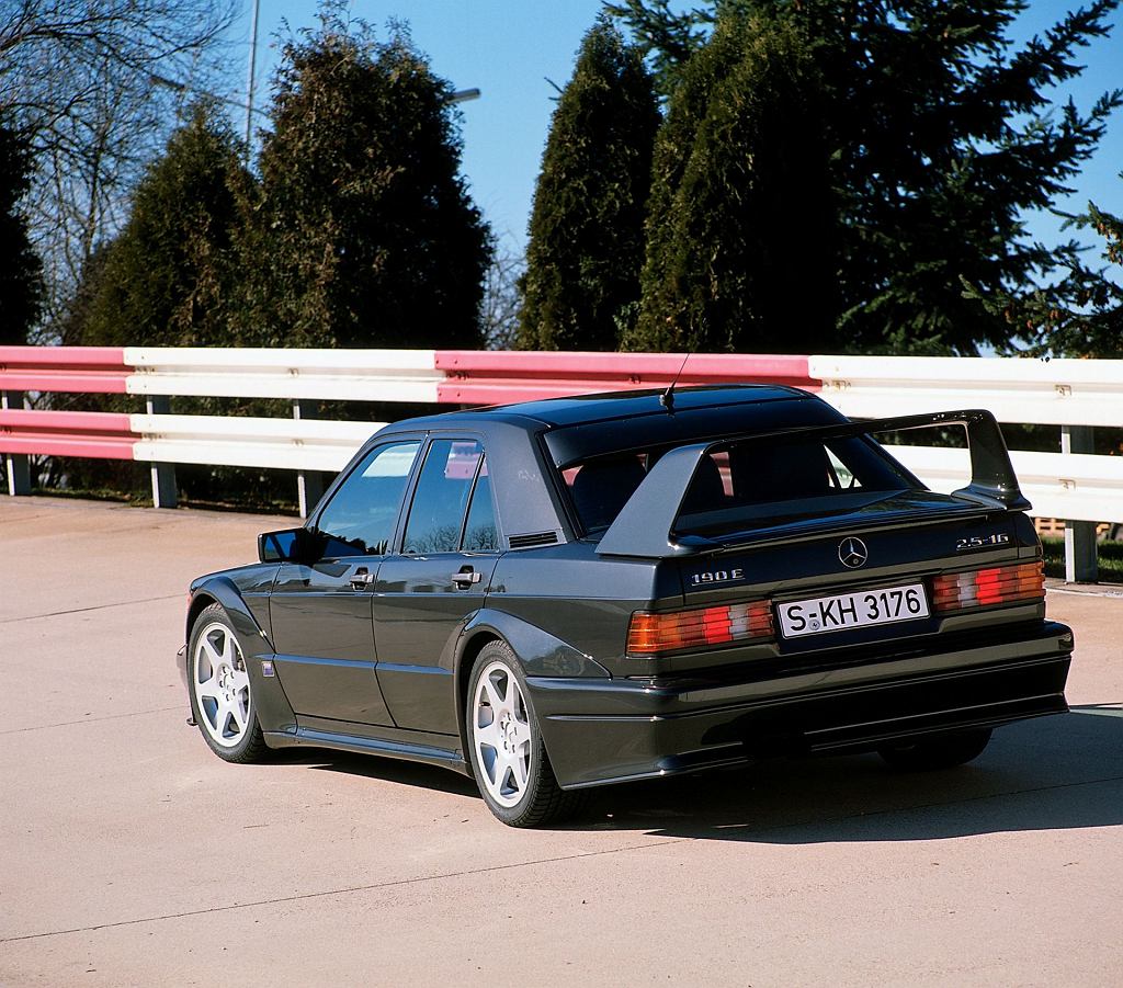Он был создан по необходимости, а теперь является объектом культа. Mercedes-Benz 190 E 2.5-16 Evo II уже 30 лет.