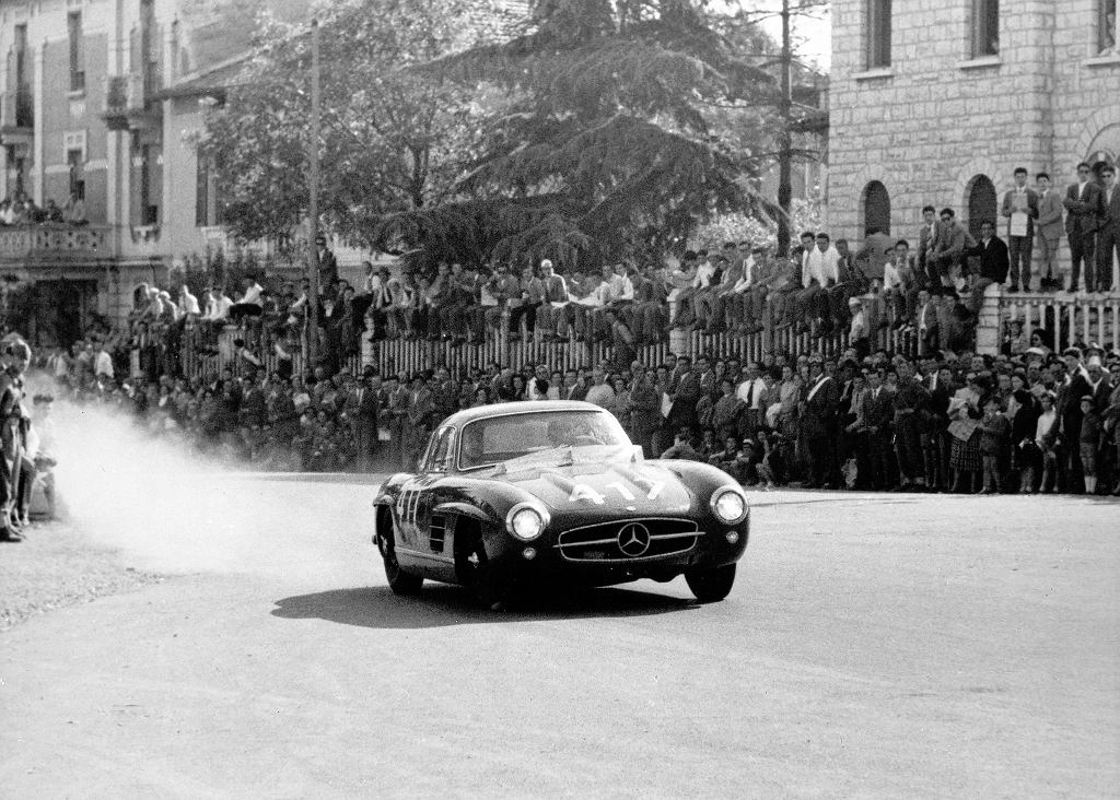 Mercedes и его Серебряные стрелы и Голубая стрела, а также Ferrari раскрывают обстановку гонок Формулы-1