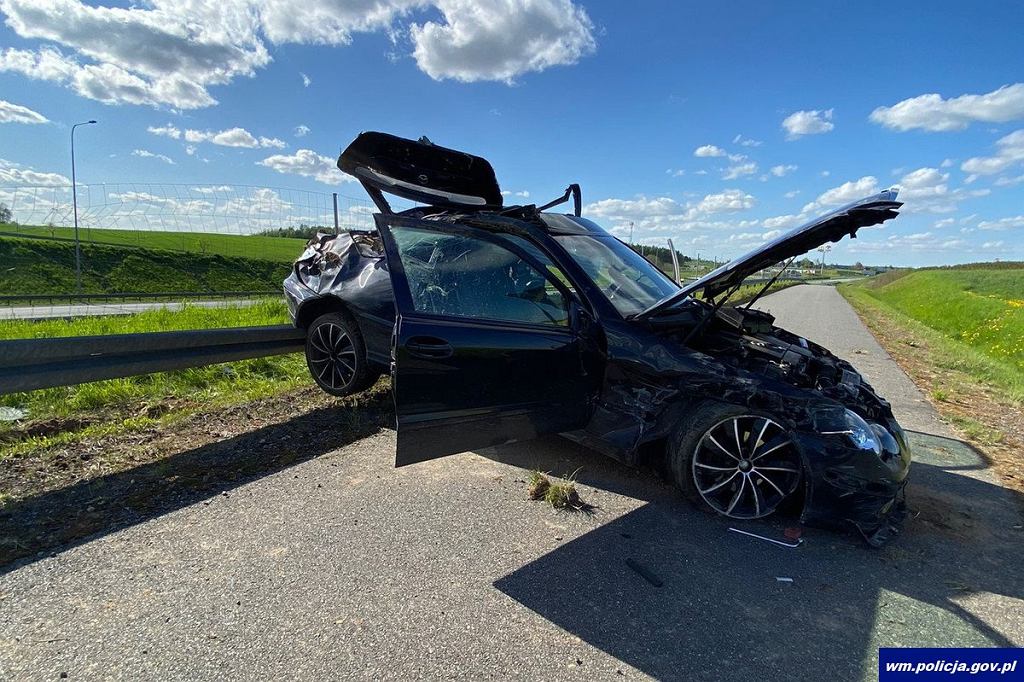 Она вылетела со скоростной автомагистрали на подъездную дорогу. Мерседес скоро сдадут на слом.