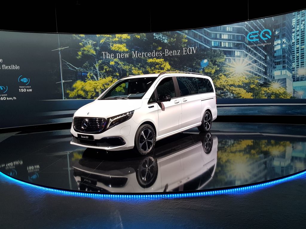 Mercedes EQV официально. V-Класс оснащен электрическим двигателем и может проехать до 400 км на одной зарядке.