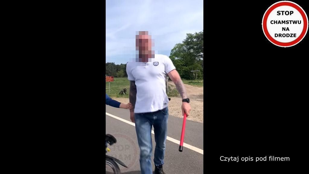 Он обогнал велосипедистов. После этого он вышел из машины и пригрозил дубинкой [ВИДЕО]