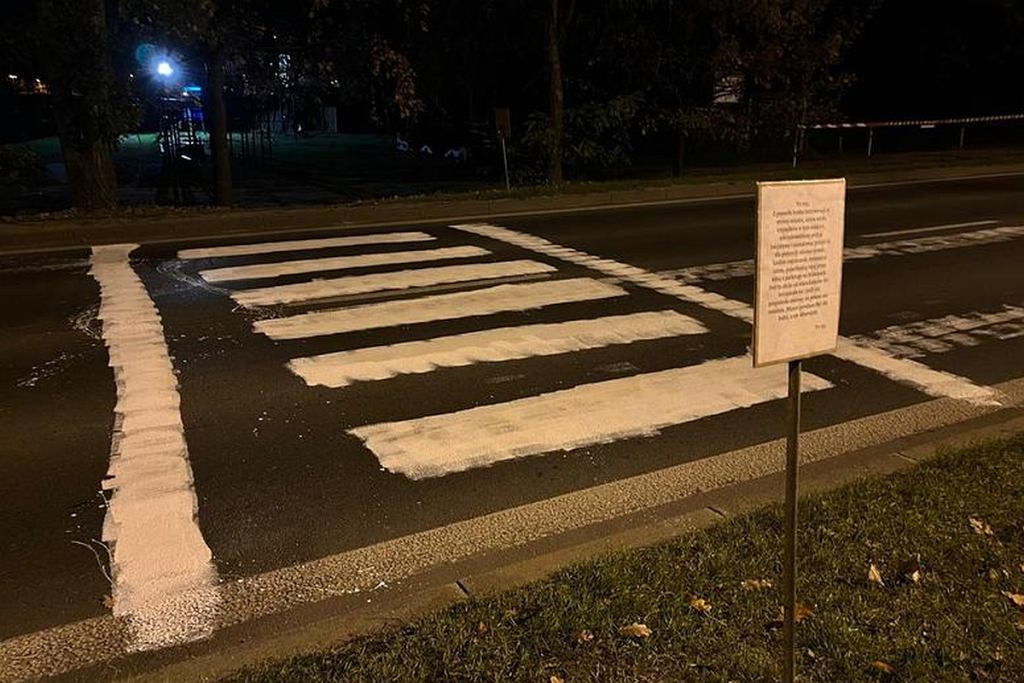 Жители не могли дождаться пешеходного перехода. Они взяли дело в свои руки