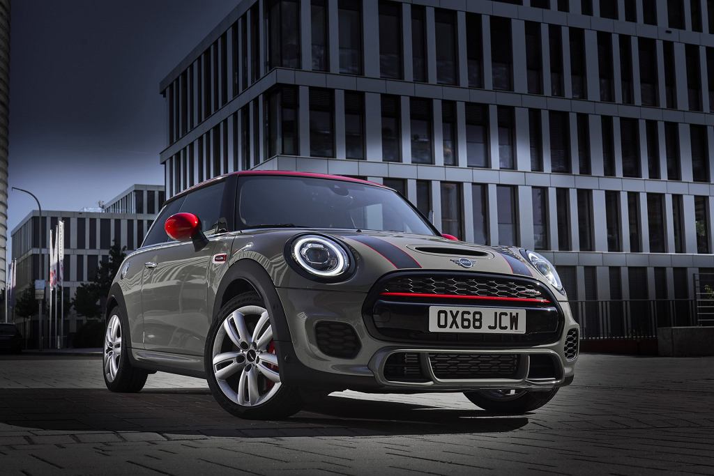 MINI обновляет Cooper S JCW. Всему виной новые стандарты выбросов выхлопных газов.