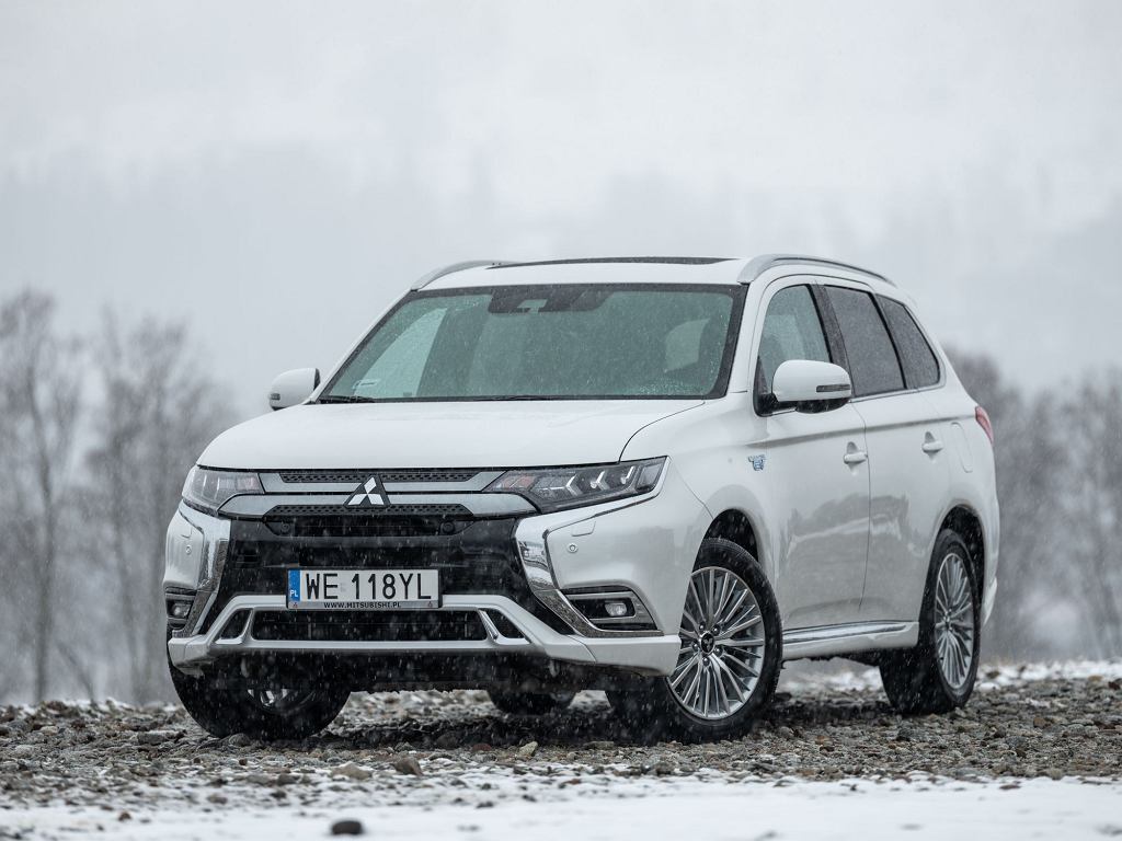 Новый Mitsubishi Outlander PHEV по цене в Польше. В случае стихийного бедствия он послужит «генератором».