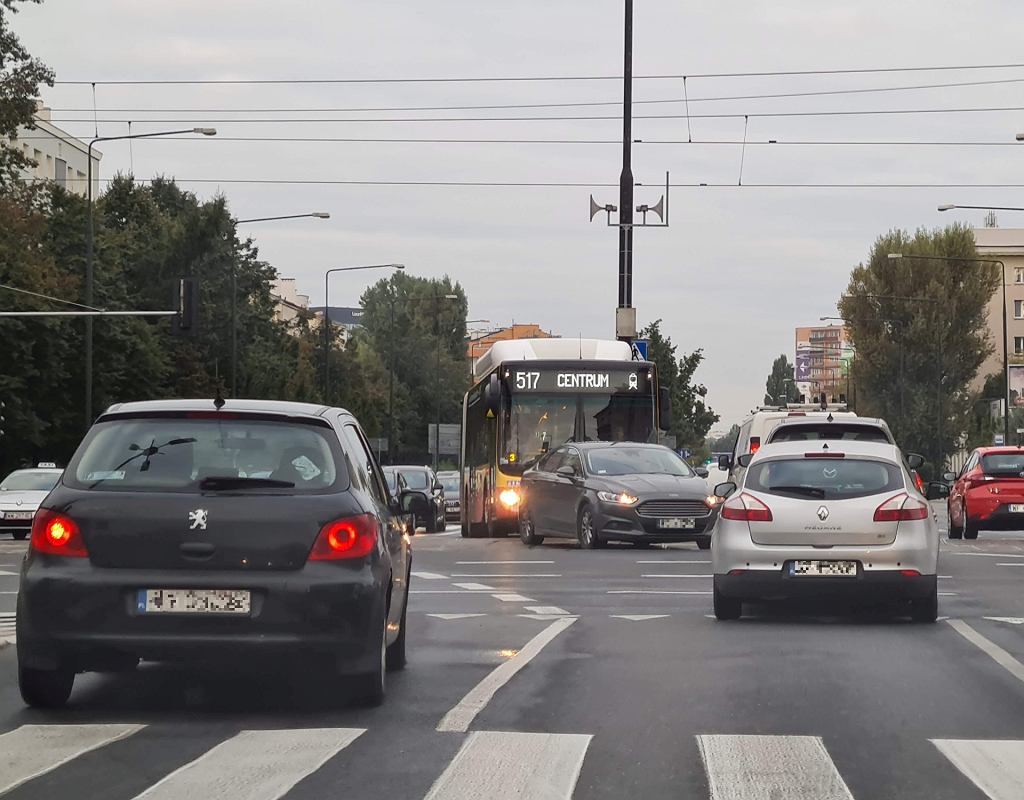 Поворотник налево? Не только на кольцевой. Водители не могут повернуть в эту сторону