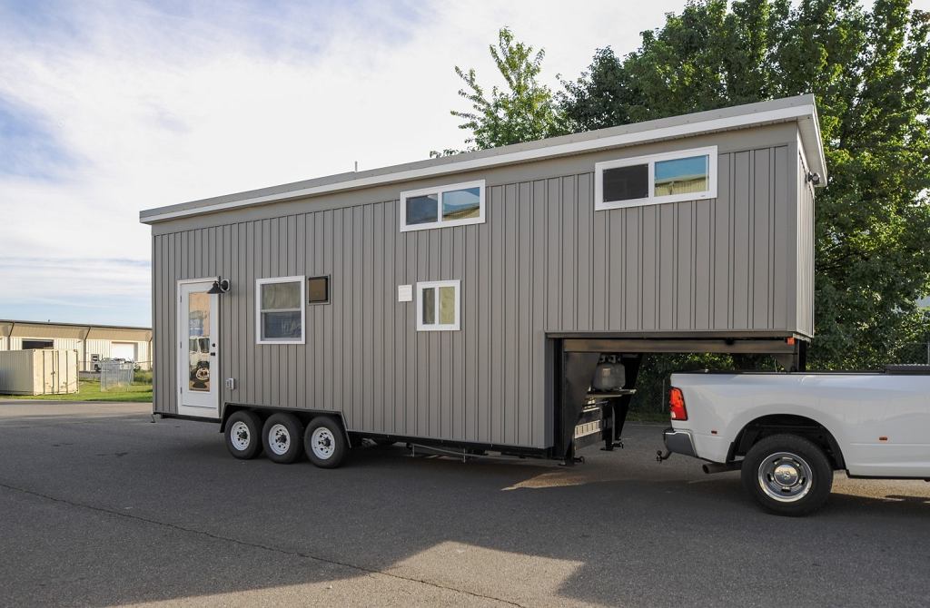 Новый дом на колышках от строительной компании Tiny House. Имеет две спальни и камин.