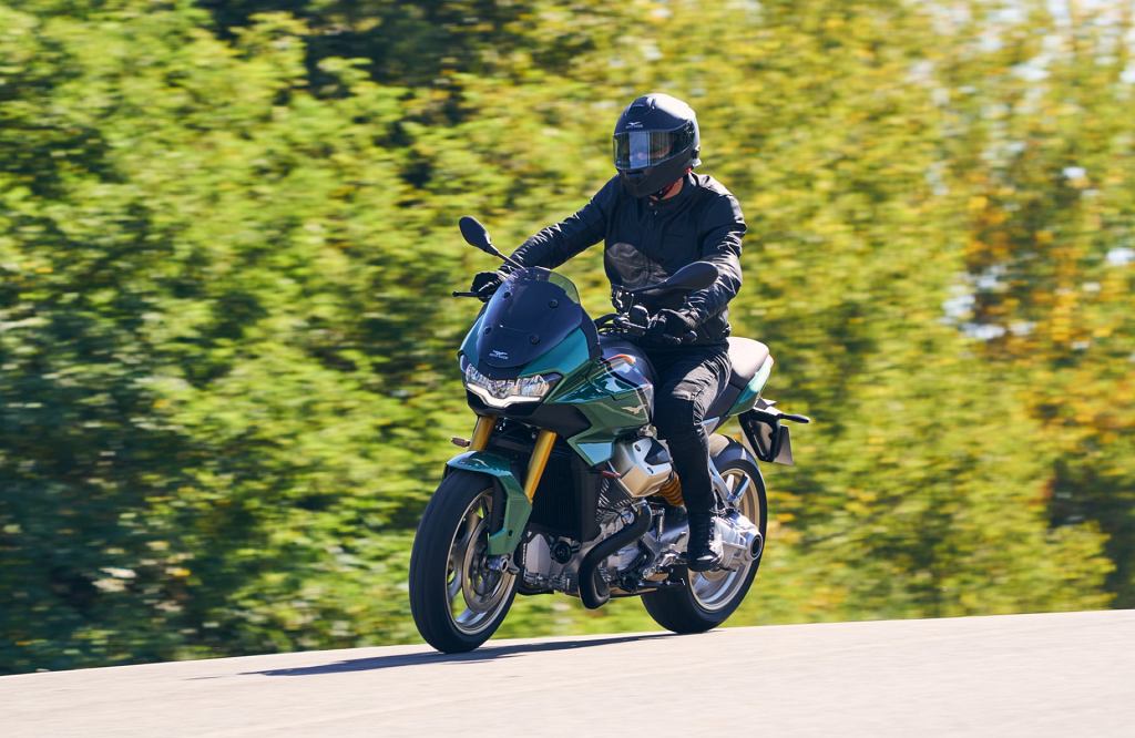 Рыцарь-джедай на новом Moto Guzzi V100 Mandello. Актер «Звездных войн» возглавил митинг поклонников бренда