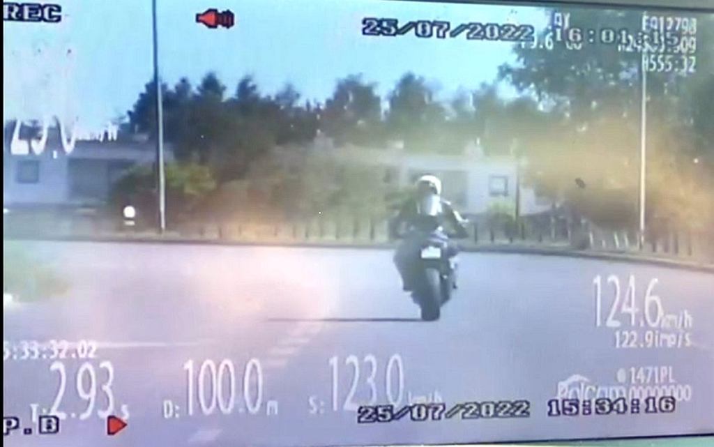 Он ехал на одном колесе и слишком быстро. Полицейские не задерживались