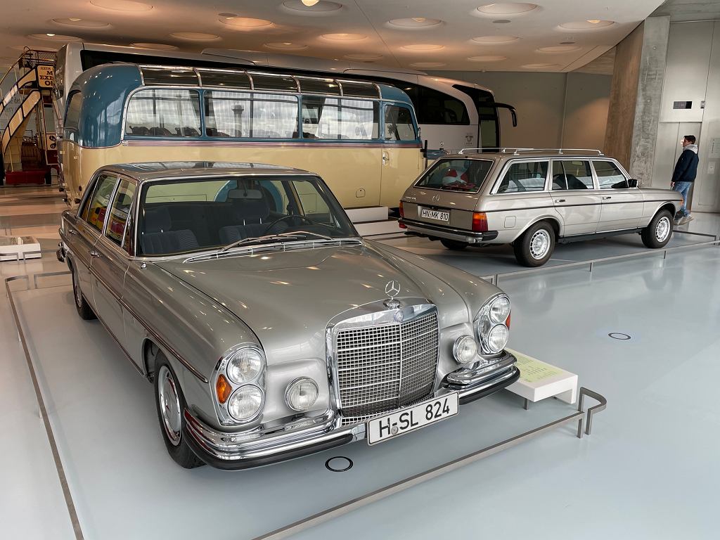 Это место потрясающее и полное ностальгии. Музей Mercedes-Benz полностью захватывает