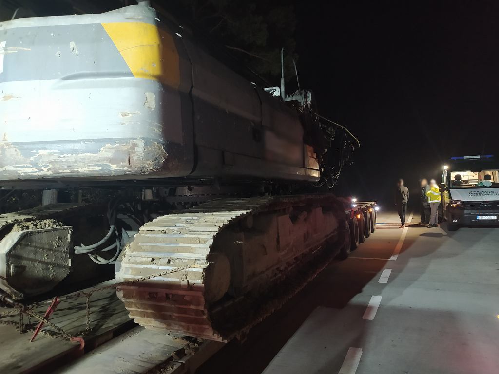 Ночью они незаконно подожгли более чем 100-тонную махину. Теперь им грозит столь же суровое наказание